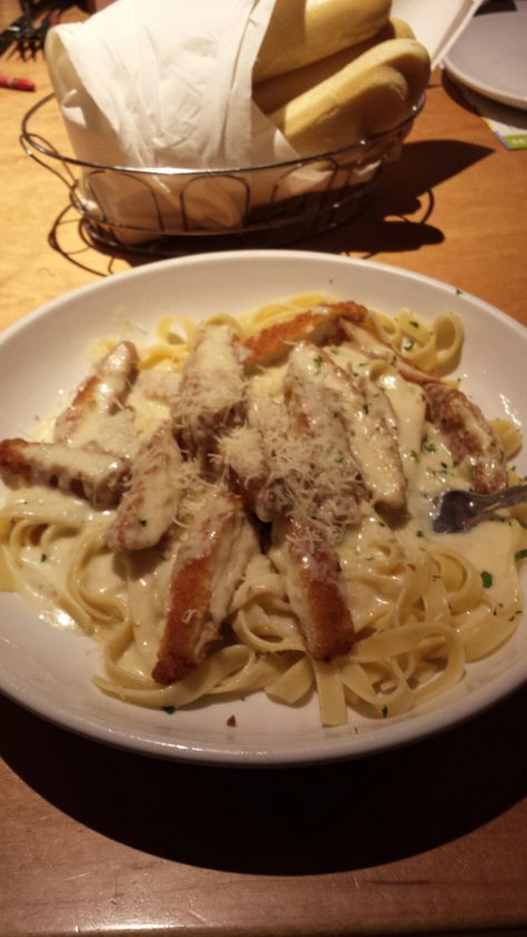 Olive Garden food! Olive Garden Food Pictures, Olive Garden Aesthetic, Olive Garden Food, Night Food Snap, Olive Garden Restaurant, Soul Food Dinner, Garden Food, Food Babe, Food Therapy