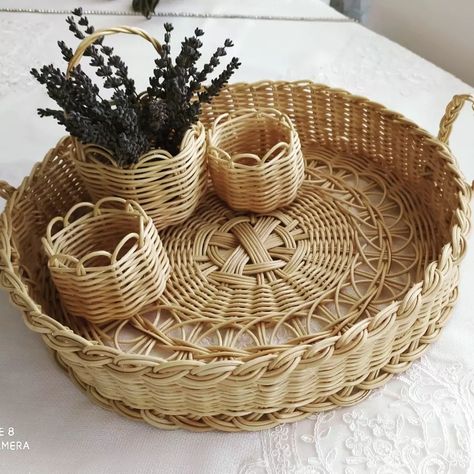 Basket Weaving Patterns, Rattan Weave, Newspaper Crafts, Art House, Weaving Patterns, Homemade Gifts, Decorative Wicker Basket, Basket Weaving, Home Art