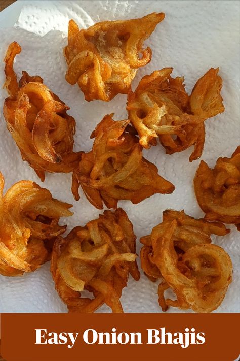 These tasty onion bhajis 🧅 make a great snack, serve with a chive dip and/or a tomato salsa 🍅 Bloomin Onion Recipe, Onion Bajji Recipe, Onion Bhaji Recipe, Onion Bhaji Recipes, Chive Dip, Onion Bhajis, Healthy Good Food, Onion Bhaji, Bloomin Onion