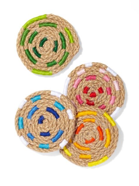 drink coasters - HGTV idea http://www.hgtv.com/design/make-and-celebrate/handmade/6-easy-diy-gifts Diy Diwali Gifts, Diy Rope Design, Coasters Drink, Handmade Gifts For Boyfriend, Handmade Gifts Diy, Jute Crafts, Diwali Diy, Easy Diy Gifts, Diy Coasters