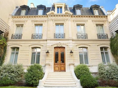 Hotel Particulier Paris, Paris Markets, Garden Levels, French Architecture, Mansions For Sale, Baroque Architecture, Classic Architecture, Private Garden, Luxury Property