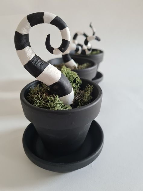 Hand painted mini terracotta pots with handmade sandworms made from air dried clay. Perfect halloween decor! Halloween Decor Diy, Beetlejuice Halloween, Casa Halloween, Halloween Party Ideas, Diy Halloween Decor, Adornos Halloween, Halloween Tattoo, Halloween Diy Crafts, Fall Halloween Decor