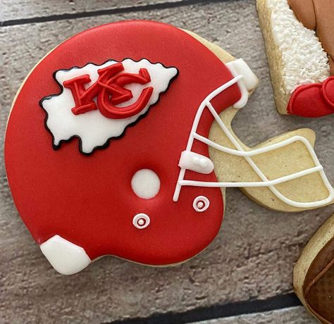 Chiefs Sugar Cookies, Cookies For Birthday, Football Sugar Cookies, Super Bowl Cookies, Football Cookies, Icing Techniques, Sport Cakes, Football Party Food, Big Cookie