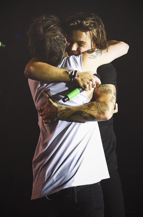 Larry hug Larry Hug, One Direction Wallpaper, Harry And Louis, Louis Harry, One Direction Photos, Harry Louis, Louis And Harry, One Direction Pictures, Louis Williams