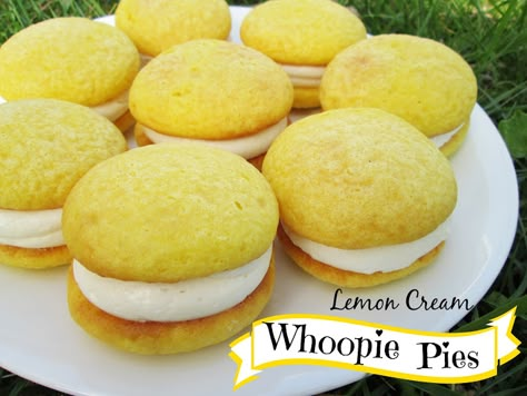 Lemon Whoopie Pie Recipe, Lemon Whoopie Pies, Cake Mix Whoopie Pies, Whoopee Pie, Whoopi Pies, Whoopie Pie Recipe, Moon Pies, Lemon Cakes, Whoopie Pie