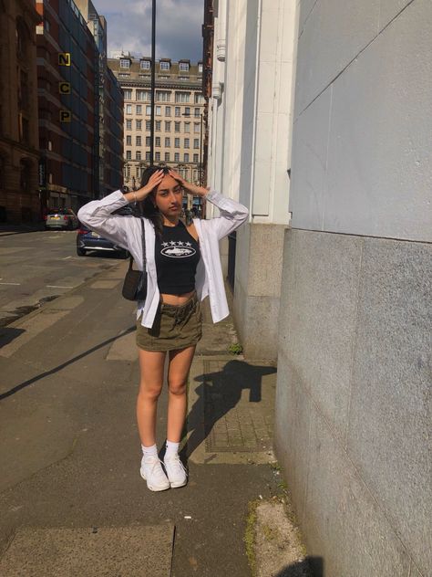 White Tns Outfit Women, Throwback White Sneakers For Streetwear, Nb 2002r Outfit Girl, White Tns Outfit, Tns Outfit, White Tns, M2k Tekno Summit White, Nike Tn Print, Sneakers Outfit