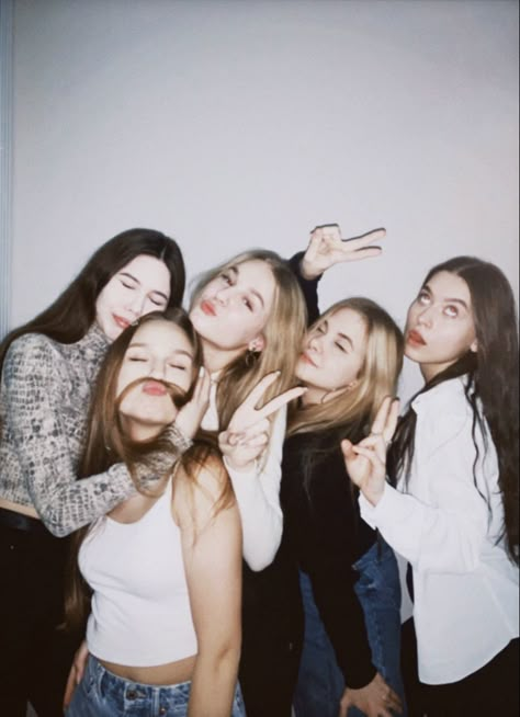 5 Friends Pictures Aesthetic, Poses For 5 Friends, Besties Pictures, Tumblr Girly Aesthetic 2013, Friends Group Photo, Group Picture Poses, 5 Best Friends, Sisters Photoshoot Poses, Friendship Photoshoot