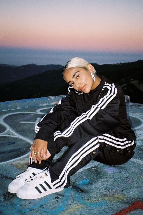 Adidas Party Outfit, Adidas Celebrities, Adidas Superstar Women Outfit, White Adidas Superstar Outfit, White Superstars Outfit, Adidas Outfit Women Fashion, Adidas Outfit Aesthetic, Adidas Super Star, Adidas Aesthetic