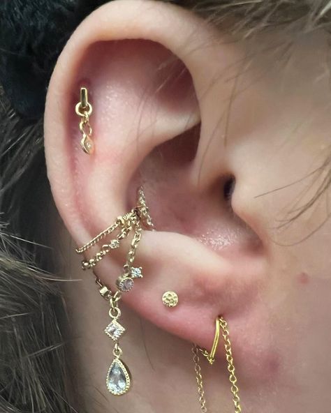 Cris Blackwater | Fine Jewelry (@crisblackwater) • Instagram photos and videos Piercing Ideas With Conch, Unique Conch Piercing, Conch Piercing With Chain, Conch Jewelry Ideas, Conch Jewelry Silver, Conch With Chain, Chain Conch Piercing, Conch Chain Earring, Chain Ear Piercings