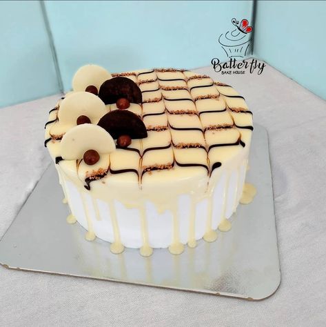 Vanilla and chocolate flavoured cake with chocolate decorations on top Choco Vanilla Cake Design, Vancho Cake Designs, Vancho Cake, Birthday Cake Topper Printable, Chocolate Cake Decoration, Decorating Videos, Cake Decorating Videos, Chocolate Decorations, Vanilla Flavoring