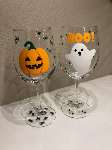 Ghost Wine Glass Painting, Glass Painting Designs Halloween, Halloween Diy Wine Glasses, Pumpkin Glass Painting, Fall Painted Wine Glasses Diy, Glass Painting Autumn, Halloween Glass Painting Ideas, Sip And Paint Wine Glass Ideas, Spooky Wine Glasses