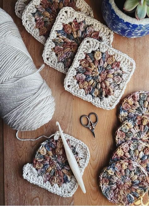 Hantverk Diy, June 1st, Variegated Yarn, Crochet Granny Squares, Crochet Square Patterns, Granny Square Crochet Pattern, Crochet Diy, Crochet Square, Diy Crochet Projects