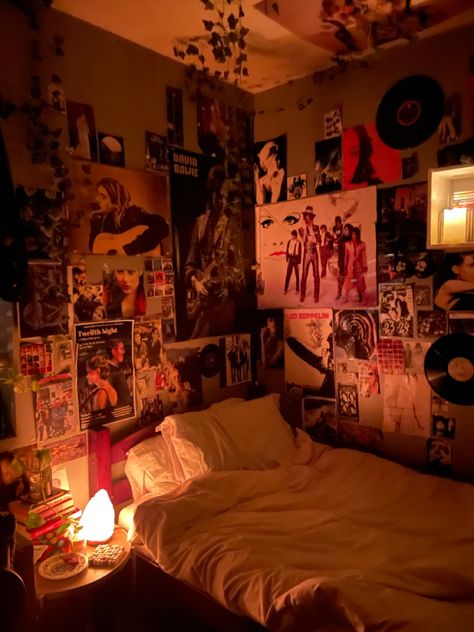 Indie Rock Room, 70s Punk Bedroom, 80s Rock Room Ideas, Street Style Room Decor, 80s Rock Room, 70s Rock Bedroom Aesthetic, Chaotic Bedroom, Rock Room Ideas 90s, Red And Black Room