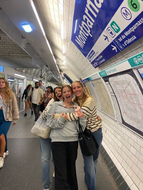 #paris #metro #friends London City Outfit, Paris Student Life, Paris School Trip, Roomates Aesthetics Friends, Hotel With Friends, Interrail Aesthetic, Paris With Friends, Film Friends, London Friends