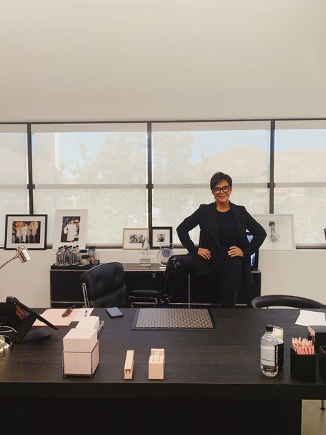 Kris Jenner Bedroom, Kris Jenner Office, Kris Jenner Style, Kylie Jenner House, Kylie Kardashian, Business Office Design, Small Office Design Interior, Kardashian Home, Jenner House