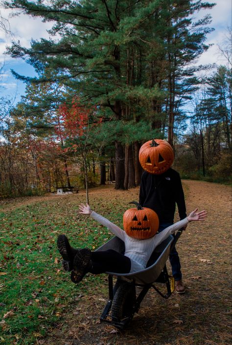 Pumpkin Head Aesthetic, Pumpkin Oc, Pumpkin Head Photoshoot Friends, Halloween Poses, Pumpkin Photoshoot, Diy Pumpkin Carving, Witch Photoshoot, Head Photoshoot, Pumpkin Photography