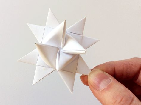 GIF of two views of a Danish Christmas star Danish Star Ornament, Origami Star Ornament, Swedish Paper Stars Diy, Scandinavian Paper Stars, Danish Christmas, Crafty Christmas, Origami Stars, Star Diy, Paper Stars