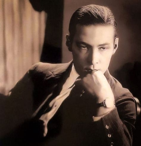 Old Hollywood Men, Valentino Actor, 1920 Men, Rudolph Valentino, Horsemen Of The Apocalypse, Silent Film Stars, Hollywood Men, Slick Hairstyles, Silent Movie