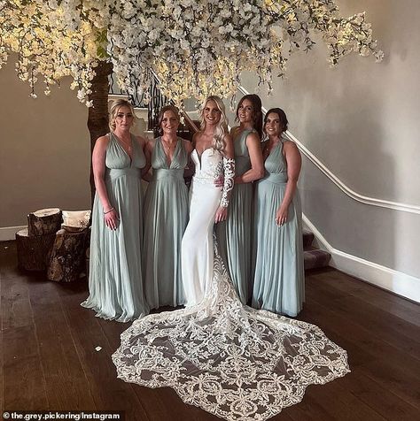 Horrible Bridesmaid Dresses, Horrible Wedding Dress, Bad Bridesmaid Dresses, Awkward Wedding Photos, White House Correspondents Dinner, Blonde Bride, Bride Friend, Funny Wedding Photos, Popular Workouts