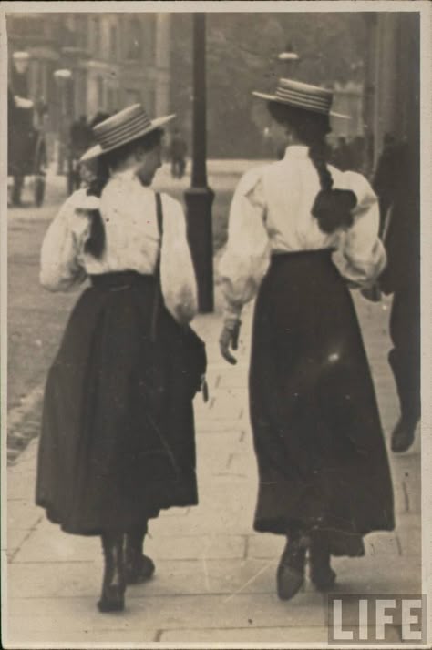 From LIFE archive 1890s Aesthetic, 1910s Aesthetic, Edwardian Photos, 1900s Aesthetic, Journeys End, Edwardian England, Fashion Through The Decades, Street Vendors, Old Photography