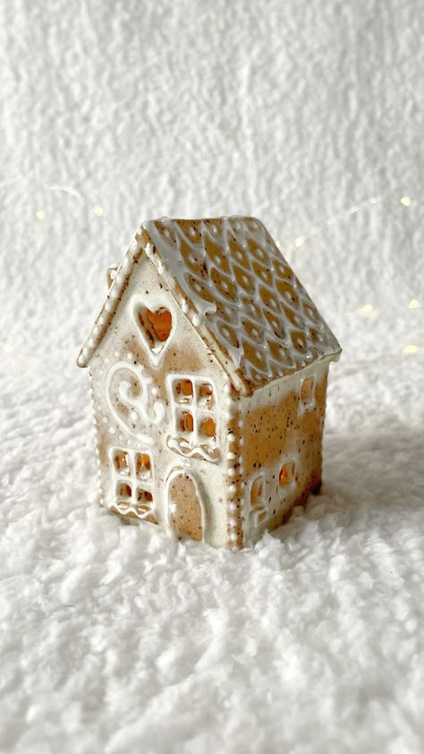 Clay Houses Buildings Ceramic Art, Gingerbread Ceramic House, Gingerbread House Pottery, Pottery Gingerbread House, Gingerbread House Ceramic, Tiny Clay Houses, Pottery Houses Ideas, Clay Bird Houses, Slabs Ceramics Ideas