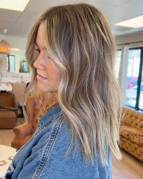 Lived In Color, Light Brunette Hair, Summer Blonde Hair, Brown Hair Inspo, Bronde Hair, Brunette Hair With Highlights, Dirty Blonde Hair, Brown Hair With Blonde Highlights, Brunette Balayage Hair