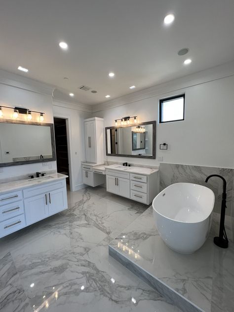 Ben Wegmann on Twitter: "The ultimate Dallas, TX penthouse condo. ☁️ https://t.co/XQSIHUQhld" / Twitter Marble Restroom, Big Bathtub, Modern Penthouse, Penthouse Living, Big Windows, Design Your Dream House, Dallas Tx, Corner Bathtub, Bathroom Interior Design