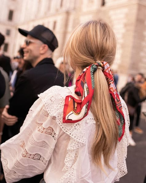 The devil's in the detail 👏💅 We're feeling super inspired by these street-style looks we spotted at #LFW. From silk scarves as hair ties,… Color Hair Styles, Summer Hair Accessories, Beauty Hair Color, Ports 1961, London Fashion Weeks, Silk Scarf Style, Hair Scarf Styles, Head Scarf Styles, Bandana Styles