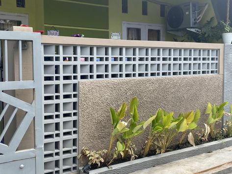 Roaster Fence Design, Pagar Roaster, Pagar Loster, Roster Pagar, Industrial House Exterior, Terrace House Exterior, Roster Beton, Rooster Wall, Compound Wall Design