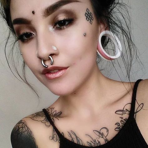 Growing popularity of People with Piercing in the West – OUFER BODY JEWELRY Girls With Stretched Ears, Drop Tattoo, Septum Piercings, Piercings For Girls, Facial Piercings, Cute Piercings, Dermal Piercing, Geode Earrings, Emerald Earrings Studs