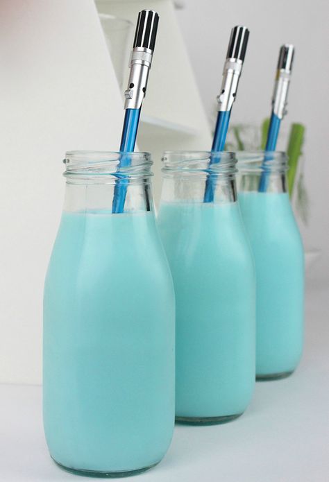 5 Blue Milk Recipes for Star Wars Day | StarWars.com Blue Milk Recipe, Geeky Recipes, Fandom Recipes, Bantha Milk, Star Wars Drinks, Nerdy Recipes, Horror Food, Blue Treats, Star Wars Food