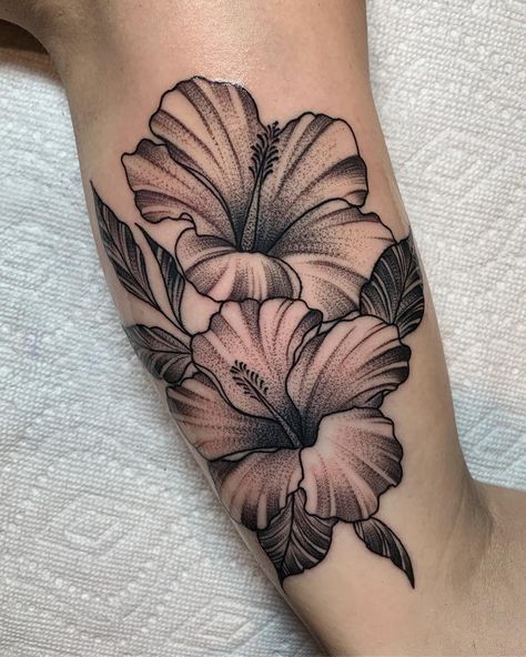 Hibiscus flowers on the the inner bicep made on @jennsoria5 tonight.  DM for appointments Traditional Flower Tattoo, Tropical Flower Tattoos, Hawaiian Flower Tattoos, Hibiscus Flower Tattoos, Lily Flower Tattoos, Japanese Flower Tattoo, Traditional Tattoo Flowers, Hibiscus Tattoo, Flower Tattoo Ideas