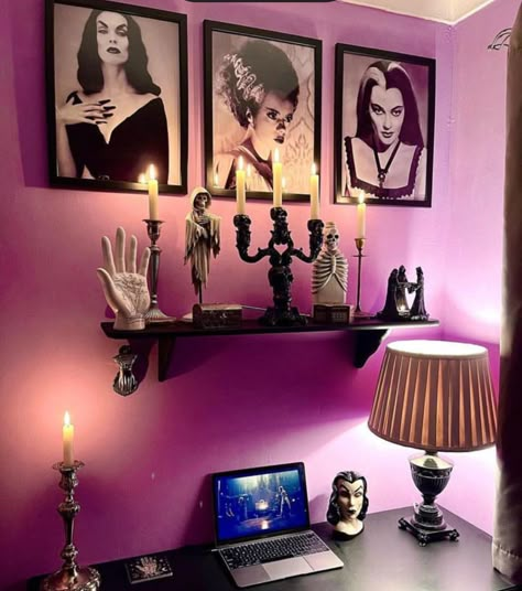 Pinup Bedroom Ideas, Girly Goth Decor, Goth Desk Decor, Goth Craft Room, Goth Esthetician Room, Goth Hair Salon, Chicana Room Ideas, Pink Gothic Room, Photo Area Ideas