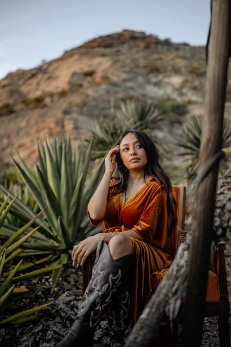 Mexicana Photoshoot, Rancho Photoshoot, Mexican Themed Photoshoot, Black Cowgirl Photoshoot Ideas, Vaquera Photoshoot, Mexican Photoshoot, Latina Photoshoot, Horse Photoshoot Ideas, Pose Portrait