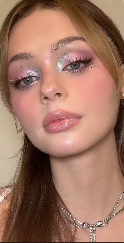 Pink Makeup Looks With Glitter, Face Glitter Makeup Looks, April Makeup Ideas, Maddy Euphoria Makeup Pink, Iridescent Make Up Looks, Pink Concert Makeup Ideas, Pink Party Makeup Glitter, Glittery Pink Eyeshadow, Pink Shimmer Eyeshadow Looks