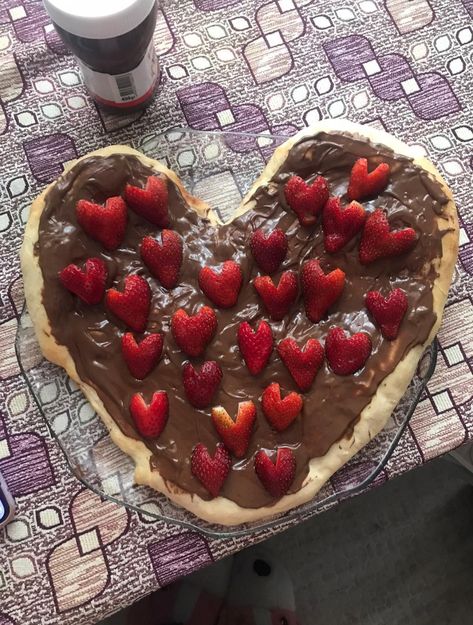 #strawberry #pizza#nutella #cilek Strawberry And Nutella, Trampoline Sleepover, Strawberry Pizza, Nutella Pizza, Chocolate Pizza, Nutella Desserts, Dessert Pizza, Sleepover Ideas, Vanilla Coffee