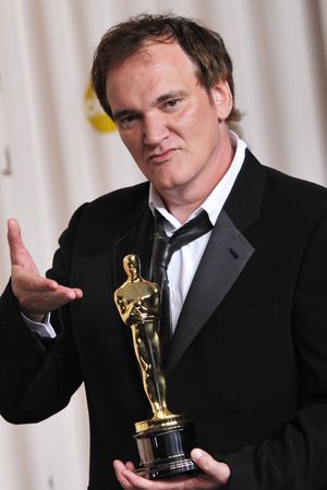 Quentin Tarantino looking slightly drunk with his Oscar for Best Writing for an original screenplay. Quentin Tarantino Films, Quentin Tarantino Movies, Tarantino Films, Django Unchained, Movie Directors, Academy Award Winners, Oscar Winners, Great Films, Quentin Tarantino