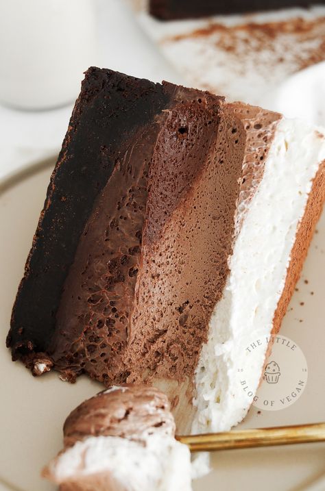 Close up of a slice of triple chocolate mousse. Ombré Mousse Cake, Eggless Mousse Recipes, Vegan Slice Recipes, Gluten Free Dairy Free Vegan Desserts, Fancy Vegan Desserts, Vegan Mousse Cake, Vegan Slice, Vegan Chocolate Mousse Cake, Best Vegan Chocolate Cake