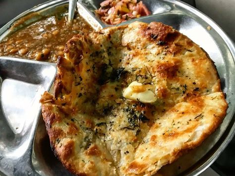 Amritsar Food, Amritsari Kulcha, Indian Food Items, Desi Street Food, Food Snap, Food Indian, Vegetarian Fast Food, Indian Street, Hotel Bedroom