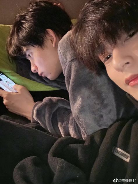 Gay Ulzzang Couple Male, Guy Friend Aesthetic, Male Friendship, Friendship Pics, Korean Friends, Cute Romance, Vines Funny Videos, Story Ideas Pictures, Guy Friends