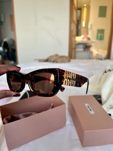 Burberry Sunglasses Aesthetic, Miumiu Sunnies, Mui Mui Sunglasses, Miumiu Sunglasses, Sunglasses For Your Face Shape, Miu Miu Glasses, Miu Miu Sunglasses, نظارات شمسية, Stylish Glasses