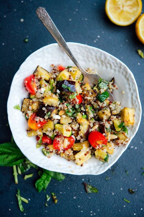 This Mediterranean quinoa salad is full of FRESH summertime flavors! #quinoasalad #mediterranean #quinoarecipe #summerrecipe Roasted Summer Vegetables, Mediterranean Quinoa, Cookie And Kate, Veggie Recipe, Mediterranean Quinoa Salad, Summer Eats, Meatless Mondays, Quinoa Salad Recipes, Mood Food