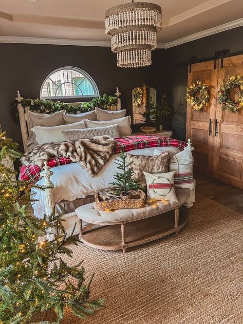 A beautifully decorated holiday bedroom Diy Porch Swing, Holiday Bedroom, Winter Bedroom, Farmhouse Inspiration, Diy Porch, Simple Christmas Decor, Cottage Christmas, Christmas Decorations Bedroom, Pretty Bedroom