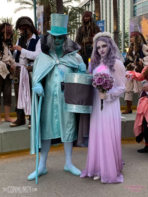 Hatbox Ghost and the Bride from Disneyland’s Haunted Mansion at D23 Expo Hatbox Ghost Costume, Haunted Mansion Cosplay, Haunted Mansion Halloween Costumes, Haunted Mansion Bride, Family Costumes For 3, Haunted Mansion Costume, Disney Halloween Parties, Adoptable Oc, Haunted Mansion Halloween