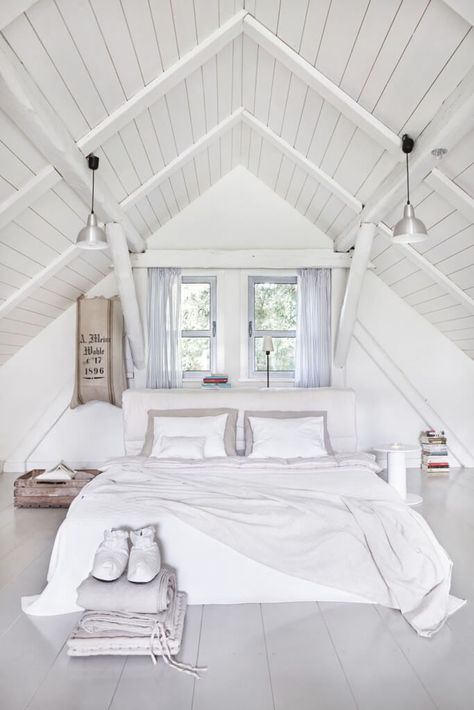 white cottage inspired attice bedroom Attic Extension, Garage Extension, Design Ložnic, Loft Inspiration, Attic Renovation Ideas, Barn Loft, Attic Bedroom Designs, Small Attic, Attic Room