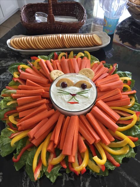 Veggie tray for animal party. Half a grape on half a Ritz cracker, 3/4 of cracker for ears, grape nose (could use olives for this too), chive whiskers and mouth lines, red bell pepper lips.  Lettuce base, one red and one orange bell pepper, and a bag of carrots sticks cut up for mane. Circus or animal party - lion veggie tray. Safari Shower Ideas, Safari Pictures, Jungle Safari Baby, Jungle Safari Baby Shower, Wild Birthday Party, Ritz Cracker, Vegetable Tray, Jungle Theme Birthday, Decorações Com Comidas