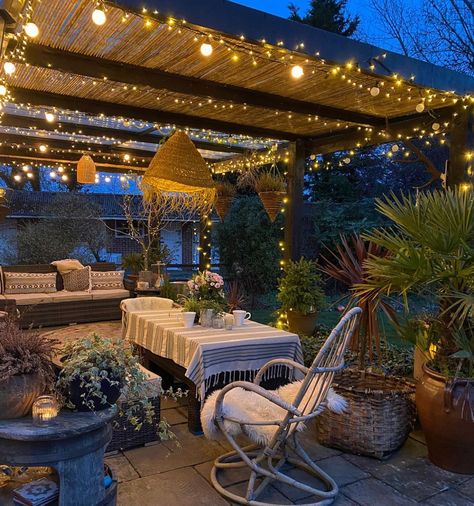 pergola, outdoor living, garden, garden lighting, festoon lighting, garden inspiration Festoon Lighting Garden, Design Per Patio, Fairy Lights Garden, Modern Patio Design, Festoon Lights, Fairy Lights Decor, Pergola Lighting, Back Garden Design, Romantic Lighting