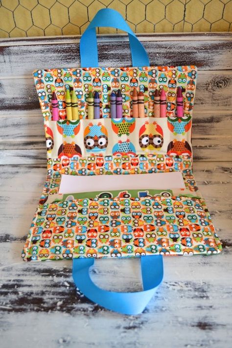 Art Folio, Crayon Roll, Crayon Holder, Sewing To Sell, Baby Sewing Projects, Crayon Art, Small Sewing Projects, Art Activities For Kids, Kids Fabric