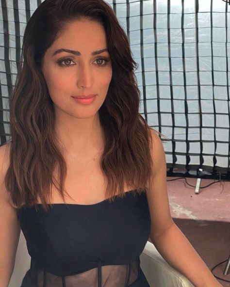 124k Likes, 677 Comments - Yami Gautam (@yamigautam) on Instagram: “Midnight blue ✨ #setdiaries @manishamelwani @flavienheldt @salechav” Yami Gautam, Bollywood Actress, Midnight Blue, One Shoulder Blouse, Dj, Hair Cuts, Actresses, Long Hair Styles, Celebrities