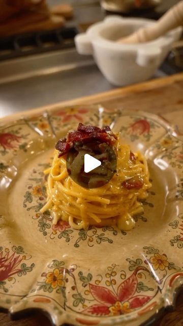 Creamy Pasta Videos, Pasta Recipes Videos, Carbonara Spaghetti, The Pasta Queen, Pasta Recipes Video, Pasta Queen, Creamy Garlic Pasta, Pasta Alla Carbonara, Pasta Italiana